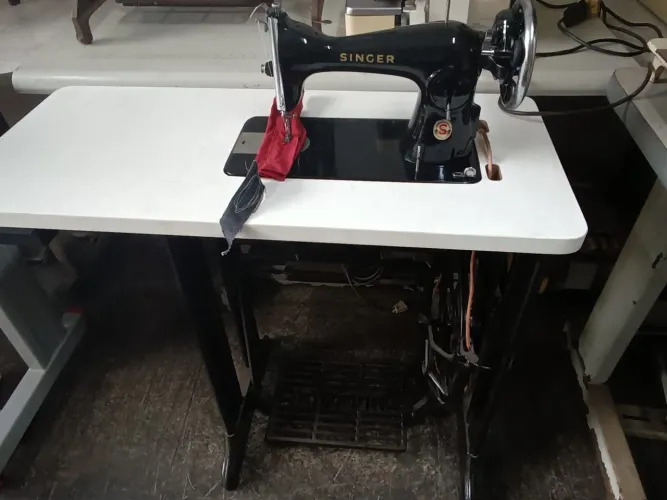 Máquina de costura doméstica com pedal