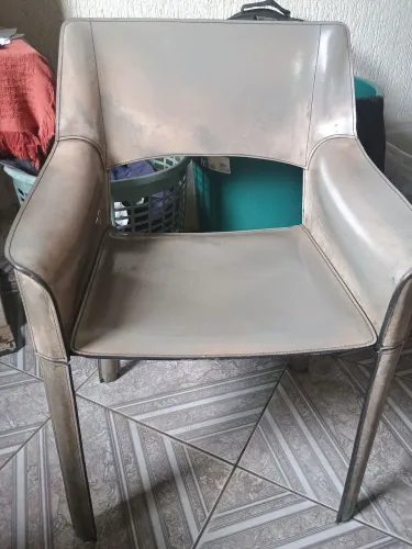 Cadeira em couro tratado, estrutura em aço reforçado