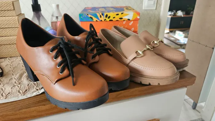 2 Sapatos Femininos - 1 Mocassim moleca e 1 oxford em perfeito estado 