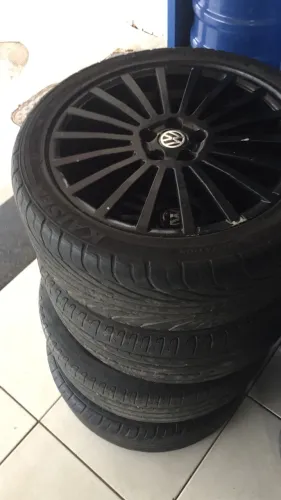 Rodas aro 17? com 5 furos e pneus meia vida 