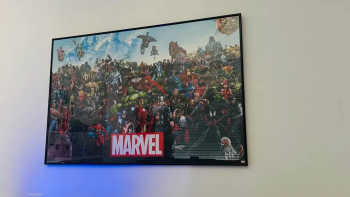 Quadro Marvel grande em vidro e alumínio 