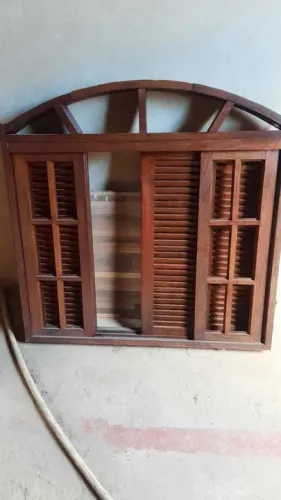 Janela de madeira em arco 1,20x 1,20