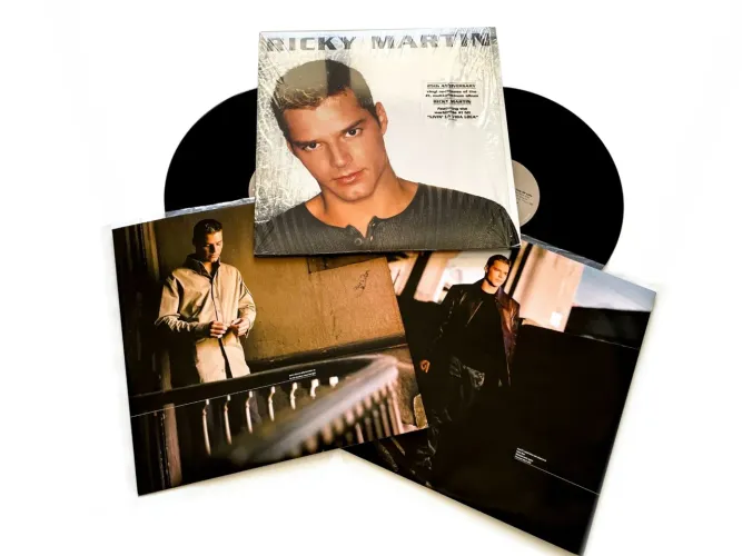 Ricky Martin 2 LP (1999 / 2024) (Discos empenados, mas tocam normalmente)