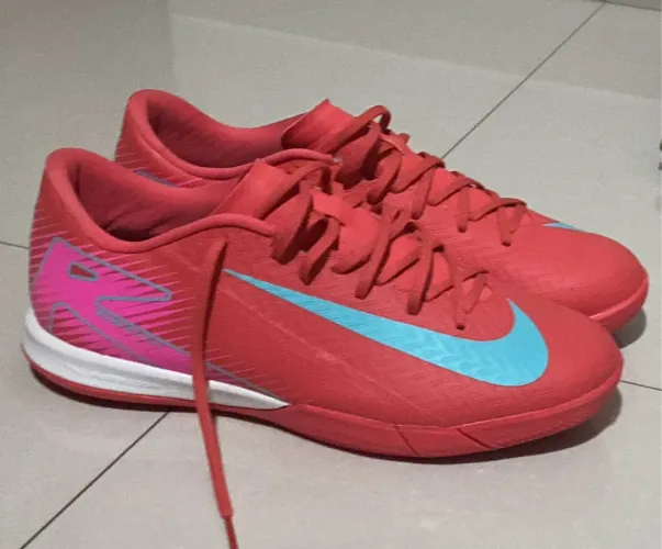 Chuteira Nike Mercurial Vermelha com Detalhes