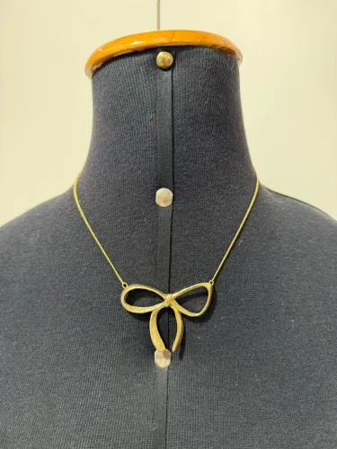Colar dourado com Laço
