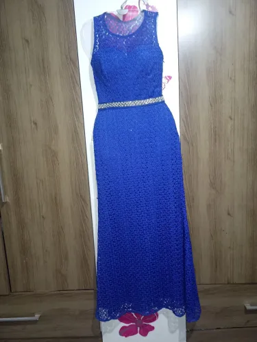 Vestido de festa azul com detalhes em renda