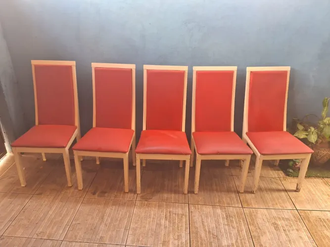 Vende- se cadeira de madeira de boa qualidade