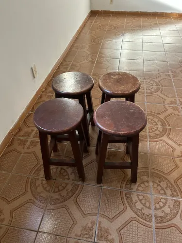 4 banquetas de madeira maciça, bem resistente