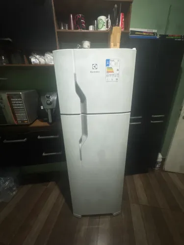 Geladeira Electrolux 260 litros seminova
