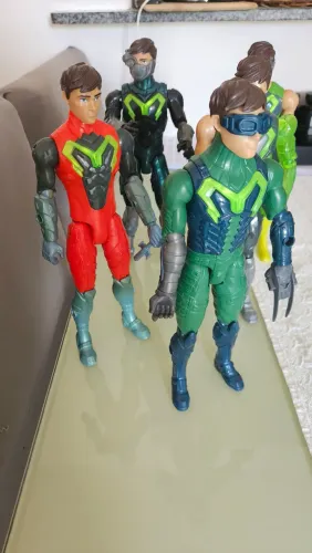 Bonecos max steel