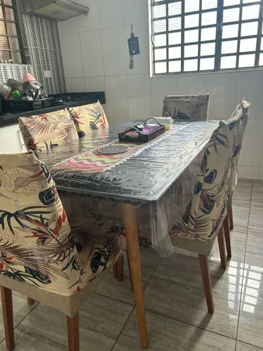 Mesa com 6 lugares, usada mas excelente condições de uso!Parcelo 12 vezes cartão