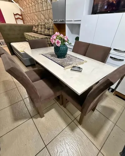 Mesa com 6 cadeiras