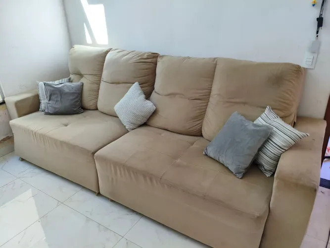 Sofá reclinável e retrátil.
