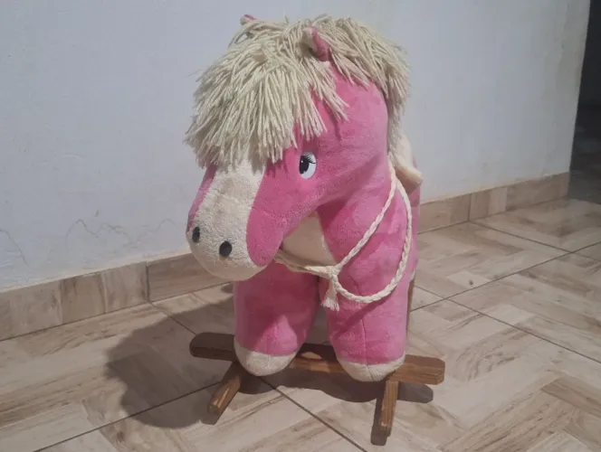 Cavalinho de Balanço de Madeira e Pelúcia 