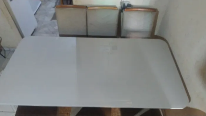 VENDO MESA COM 6 CADEIRAS!