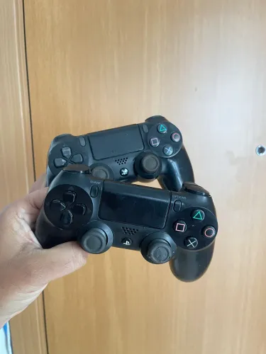 Pra vender HOJE! 2 controles originais PS4 (200 os dois)