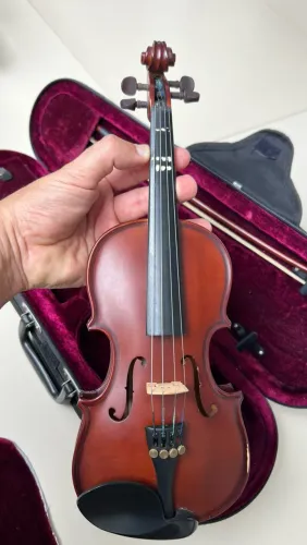 Violino Infantil Mavis MV 1411 1/10, acompanha case.