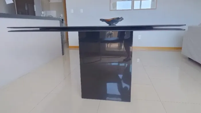 Mesa de jantar preta em vidro duplo e laca