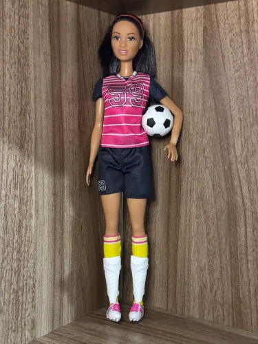 Boneca Barbie jogadora de futebol 