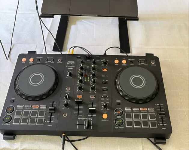 Controladora Pioneer DDJ-FLX4 Usada somente dentro de casa