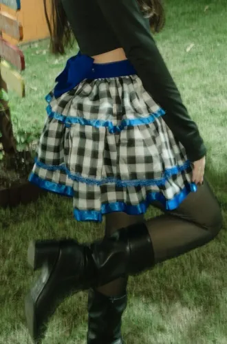 Saia xadrez de festa junina, com detalhes azul e laço removivel! Peça em otimo estado!