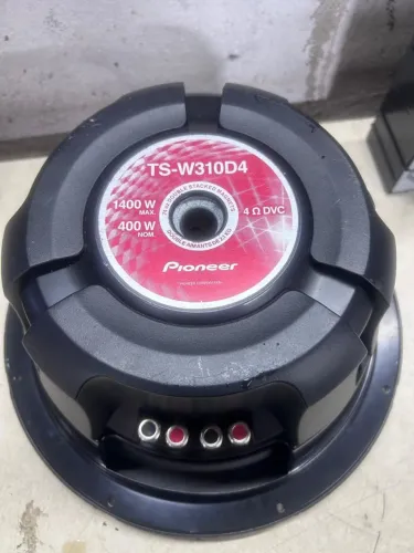 O subwoofer Pioneer TS-W310D4 "Cara Preta