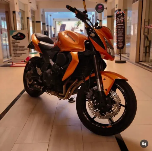 Kawasaki z750 moto esportiva laranja
