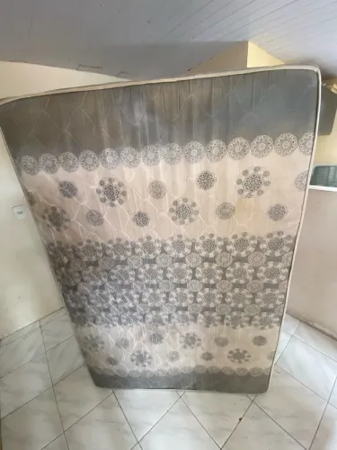 Cama de casal em ótimo estado