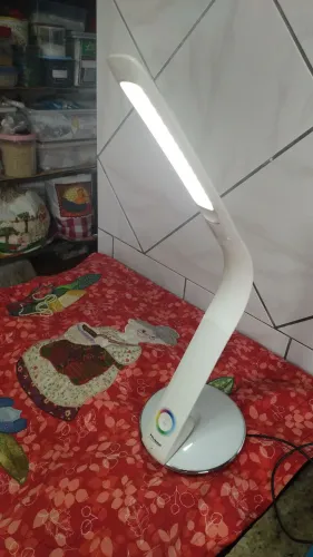 Uma luminária, marca Polishop, em bom estado, func,três posições na luz branca