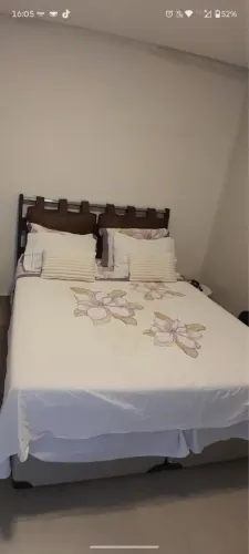 Vendo cabeceira de madeira maciça