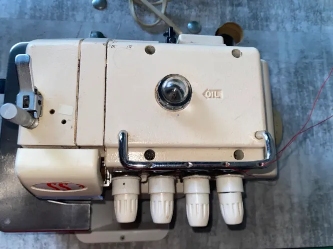 Máquina Costura Industrial Overlock Motor Direct Drive SS8803-DW Sun Special