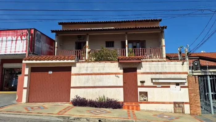 Casa no Jardim Saira | 406 m² | 3 andares | Churrasqueira, Salão de festas e Lavanderia.