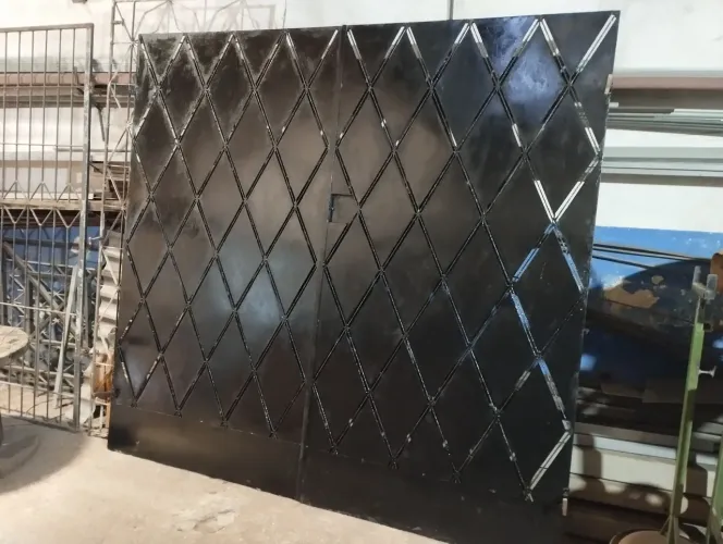 PORTÃO DE FERRO SEMI-NOVO REFORÇADO 2.10m X 2.10m