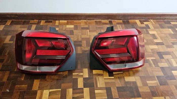Par de lanternas traseiras Polo Highline original Valeo VW