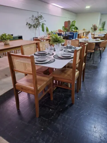 Conjunto Mesa Pedro 1,60x0,90 tampo de vidro, madeira e tecido veludo