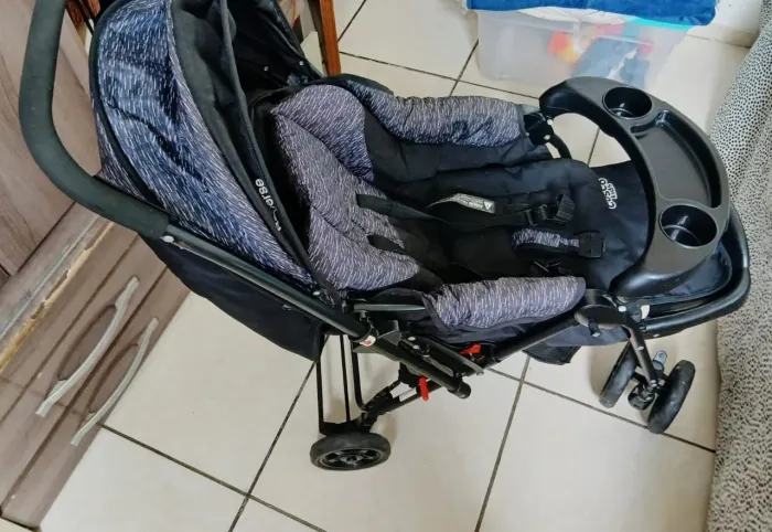 Vendo carrinho de bebê