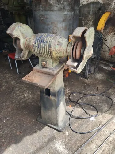Vendo um motor esmeril 3 CV trifásico