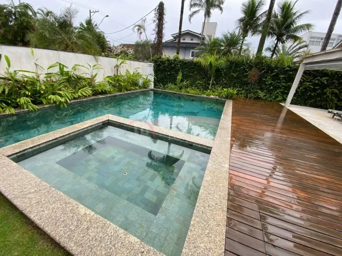 Casa à Venda na praia da Baleia a 100 Metros do mar - Condominio Fechado