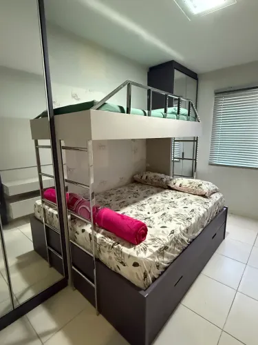 Roupeiro e camas casal quarto completo