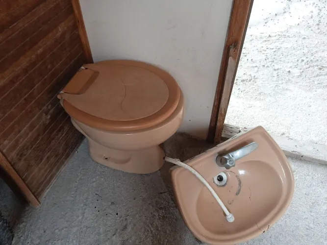 Vaso sanitário e pia de banheiro.