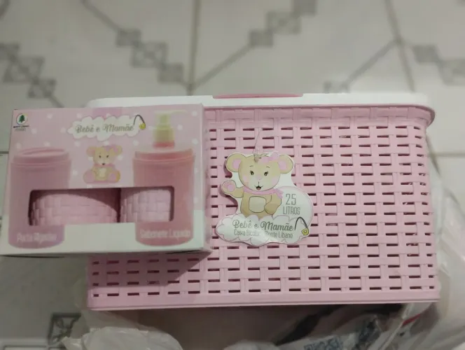 Vendo uma caixa organizadora de bebê e um kit algodão e sabonete líquido