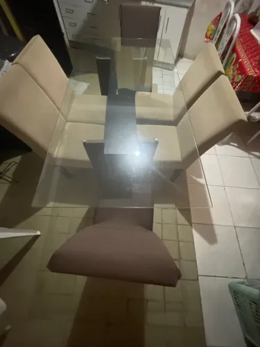 Mesa com 6 cadeiras. *Os pés das cadeiras estão quebrados*