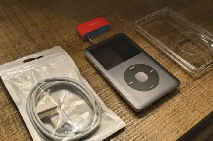 iPod Classic - 256gb - bateria nova, frontal e clickwheel novas + adapt. bluetooth + capa