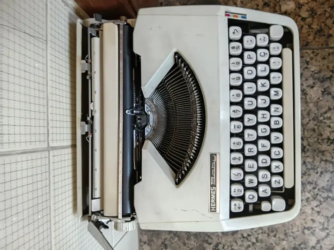Máquina de escrever portátil Hermes Baby