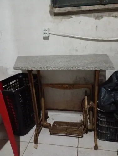 Mesa de pé de máquina com mármore