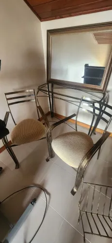Aparador com cadeiras
