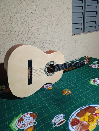 Violão muito novo