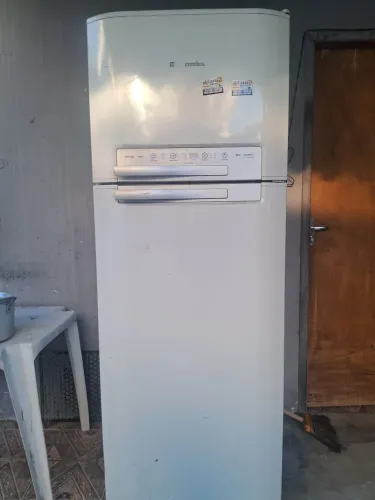 Vendo uma geladeira por mil reais.