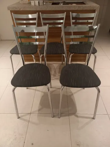 Cinco cadeiras de sala de jantar cor prateada assento cor cinza
