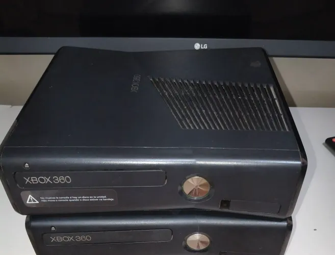 2 consoles Xbox com defeito+ fonte funcionando 